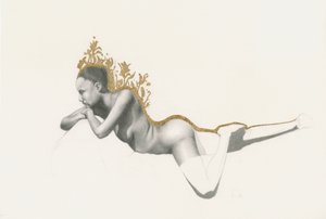 Figura de ouro em atitude contemplativa