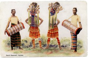 Dançarinos do diabo, Ceilão, c.1900-20 (fotografia colorida à mão)