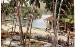 Vista do templo do dente sagrado, Kandy, Ceilão, c.1900-20 (fotografia colorida à mão)