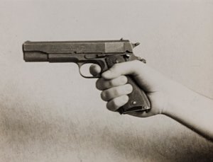 Uma mão a segurar uma pistola automática de Luigi Leoni
