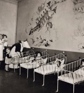 Raparigas num orfanato Francês de Luigi Leoni