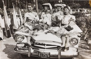 Manequins a posar num carro na Piazza di Siena em Villa Borghese, Roma de Luigi Leoni