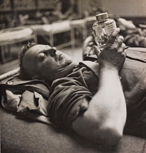 O convalescente militar procura um pequeno frasco com uma preparação química de Luigi Leoni