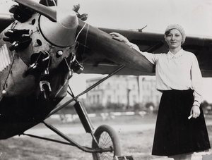 Miss Fumagalli, primeira mulher italiana a obter um avião de piloto, fotografada no aeroporto de Littorio (Roma Urbe)