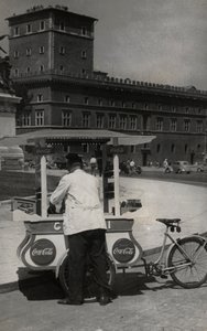 Vendedor ambulante de gelado na Piazza Venezia, Roma