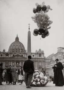 Venda de balões em frente à Basílica de São Pedro no Vaticano de Luigi Leoni