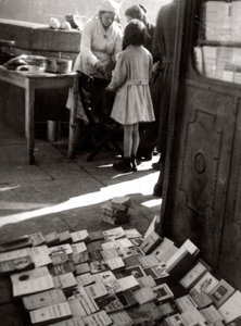 Venda de livros na rua de Luigi Leoni