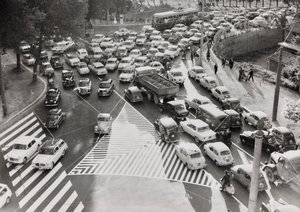 Cena de trânsito numa rua de Roma