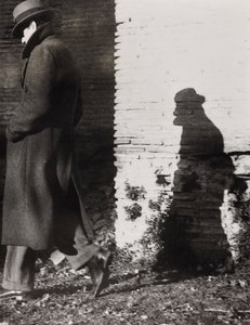 Sombra de homem com chapéu de Luigi Leoni