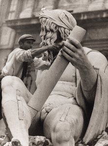Trabalhador na escultura do Ganges na Fonte dos Quatro Rios na Piazza Navona em Roma de Luigi Leoni