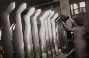 Trabalhadores para trabalhar numa fábrica de meias de Luigi Leoni