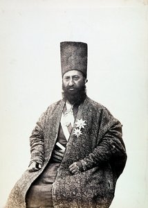Um homem com vestuário tradicional. Irão de Luigi Montabone
