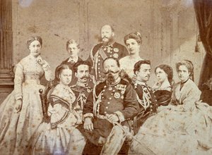 A imagem retrata vários membros da família real de Saboia. Ao centro, sentados, Victor Emmanuel II, Umberto I e Amedeo em traje completo; as filhas do soberano e Elisabetta da Saxónia em trajes elegantes. Em segundo plano, ao fundo de Luigi Montabone