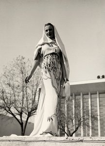 Modelo em vestido de noite de tecido estampado floral, criado pela casa de alta costura "Lamma". O artigo é completado com um véu comprido. (foto a p/b)