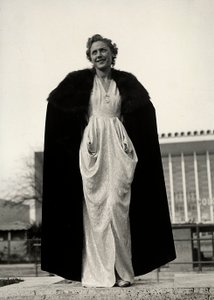 Modelo em vestido de noite, uma criação da casa de alta costura "Graldi". O artigo é complementado por uma capa aparada com pêlo. (foto a p/b)