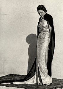 Modelo em vestido de noite criado pela casa de alta costura italiana "Dragoni". O artigo é complementado por um longo manto de veludo (foto a p/b)