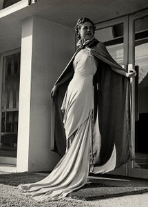 Modelo em vestido de noite criado pela casa de alta costura "Graldi". O artigo é complementado por um manto de tecido leve. (foto a p/b)