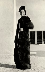 Modelo veste um sobretudo de raposa prateada criado pela casa de couture italiana "Dragoni". O conjunto é completado com um chapéu bordado. (foto a p/b)