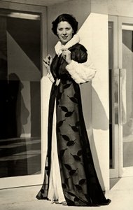 Modelo usa vestido de noite criado pela casa de alta costura italiana "Bernasconi". O artigo apresentado consiste de um sobretudo de chiffon com gola aparada e punhos (foto a p/b). de Luis Bogino