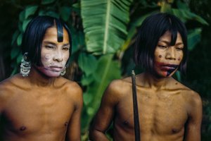 Homens da tribo Emberá, um povo indígena na orla de uma selva, Panamá