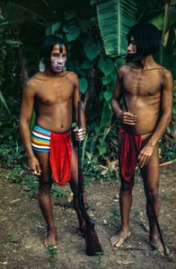 Homens da tribo Emberá, um povo indígena na orla de uma selva, Panamá