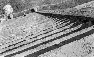 Degraus que ascendem à ruína monumental maia, a pirâmide de Chichen Itza. 1936 de Luis Marden
