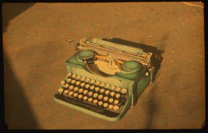 Fotografia a cores de uma máquina de escrever tirada com Autochrome Lumière e uma câmara de 35 mm...