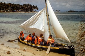 Mulheres com argolas de ouro no nariz da tribo Cuna de Mulatas, também conhecida como San Blas Islands, remam e...