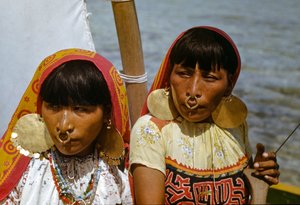 Mulheres com argolas de ouro no nariz da tribo Cuna de Mulatas, também conhecida como San Blas Islands, remam e...