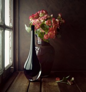 Luz de janela com flores cor-de-rosa