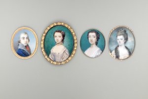 Sra. Arabella Walker-Heneage, nascida Cope (dc 1818), em vestido creme com orla de renda e sobrecapa de pele, pérolas entrelaçadas no cabelo encaracolado e arrepiado, céu e fundo de nuvens