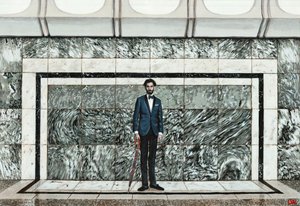 Autorretrato numa plataforma, c.2020 (tinta acrílica sobre papel) de Luke Waller