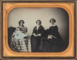 Retrato de uma mãe, filho e duas mulheres de Luther Holman Hale