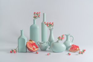 Expositor de romãs em vasos azuis
