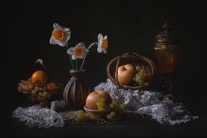 Natureza morta com narcisos e frutos