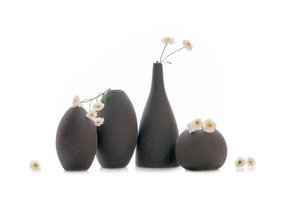 Jarras escuras e flores brancas de Lydia Jacobs