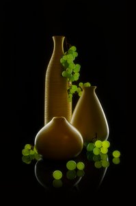 Vasos dourados e uvas verdes