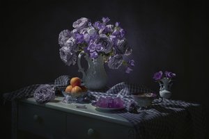 Natureza morta floral em tons de roxo melancólico