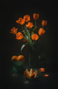 Natureza morta com tulipas laranjas