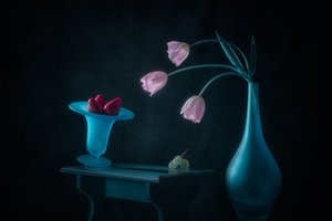 Túlipas cor-de-rosa e morangos de Lydia Jacobs