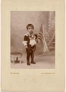 [Rapazinho de pé, segurando uma bandeira americana]. de MacIntire