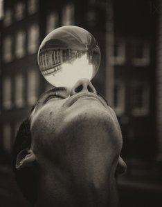 Reflexão sobre a bola de cristal do equilíbrio de Maciej Przeklasa