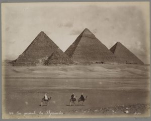 Vista das pirâmides de Mykerinos, Chephren e Cheops em Gizé Vue Generale des Pyramides (título no objeto)