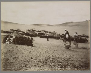 Acampamento com tendas e camelos no deserto do (presumivelmente) Egito Scene du desert: Arrivée de chameliers a un campement de tribu. (título no objeto)