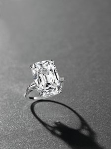 Um anel elegante (platina e diamante) de Manuel Cusí