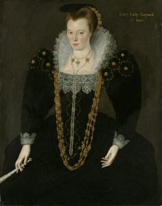 Retrato de Lucy, Lady Reynell, da Ford, com três quartos de comprimento, em um vestido escuro com uma gola de renda branca e colares de ouro e pérola, segurando um leque na mão direita com a inscrição de identificação