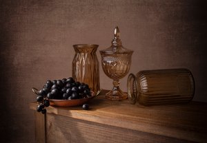 Uvas em vidro âmbar de Margareth Perfoncio
