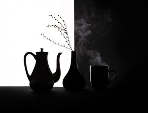 Natureza morta com café preto e branco de Margareth Perfoncio
