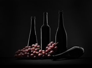 Natureza morta com vinho escuro de Margareth Perfoncio