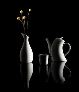 Reflexão de uma elegante natureza morta de Margareth Perfoncio